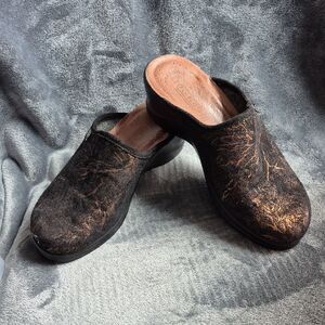 Fly Flot Size 40 Black and Gold Mule